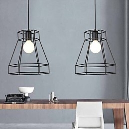 ثريا حديدية ماسية الشكل بتصميم هندسي معلّقة، عصرية وحديثة
