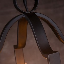 مصباح معلق من الحديد بتصميم عتيق بسيط بأربعة مصابيح