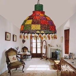 ثريا صغيرة بتصميم عتيق ومصباح يدوي