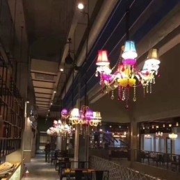 ثريا كريستالية كبيرة ملونة على الطراز الأوروبي