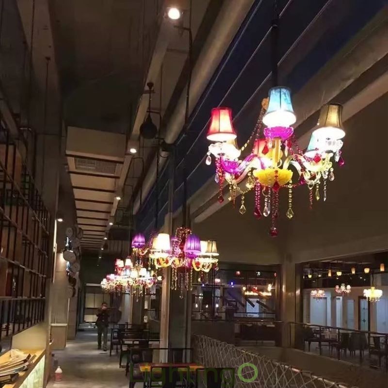 ثريا كريستالية كبيرة ملونة على الطراز الأوروبي