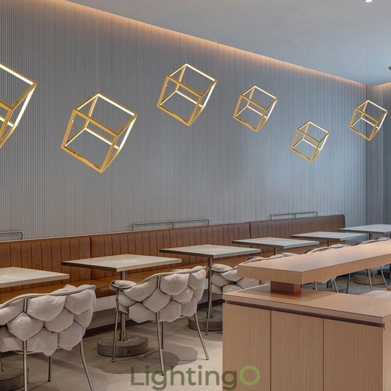 مصباح معلق هندسي ذهبي بتصميم ما بعد الحداثة