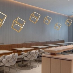 مصباح معلق هندسي ذهبي بتصميم ما بعد الحداثة