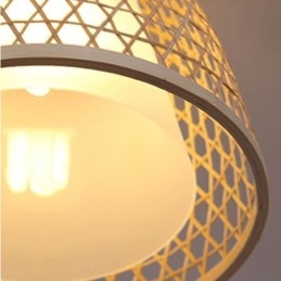 مصباح معلق من الخيزران على شكل قبة مريح بصريًا