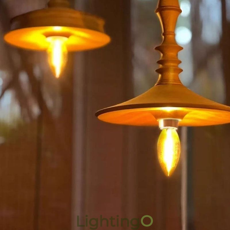 مصباح معلق عتيق من خشب المطاط