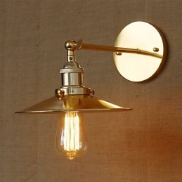 فيلا على الطراز الصناعي البسيط مع مظلة ذهبية حنينية أمام جدار مزين بممر الكنيسة