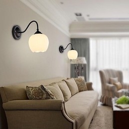 تتميز مصابيح الحائط الصغيرة ذات الإضاءة المنخفضة بتصميم حديث معاصر ريفي على طراز النزل الريفي