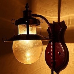 مصابيح حائط عتيقة أخرى تتميز بإضاءة منخفضة
