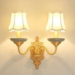 مصباح حائط بسيط من النحاس بتصميم ريفي تقليدي كلاسيكي صغير الحجم مزود بإضاءة علوية من مادة البولي يوريثان