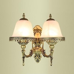 تتميز مصابيح الحائط الصغيرة ذات الإضاءة المنخفضة بتصميم حديث معاصر ريفي على طراز النزل الريفي