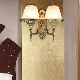 تتميز مصابيح الحائط الصغيرة ذات الإضاءة المنخفضة بتصميم حديث معاصر ريفي على طراز النزل الريفي