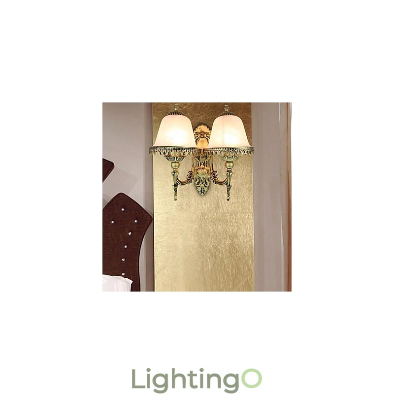 تتميز مصابيح الحائط الصغيرة ذات الإضاءة المنخفضة بتصميم حديث معاصر ريفي على طراز النزل الريفي