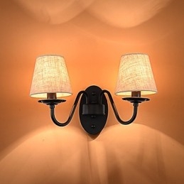 لوحة جدارية بسيطة بتصميم ريفي عتيق مع إضاءة محيطة ومصابيح جدارية